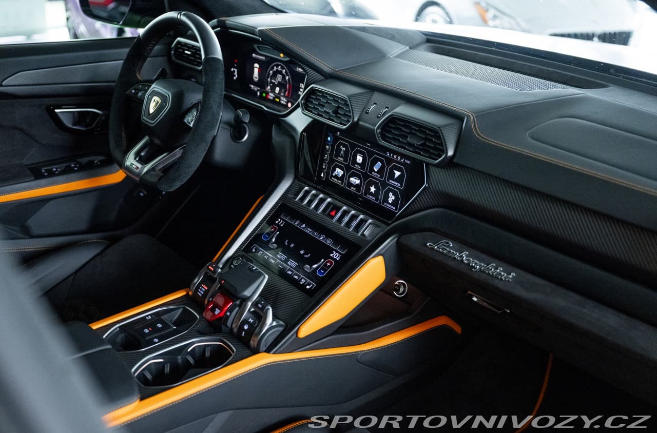 2022 Lamborghini URUS - 12