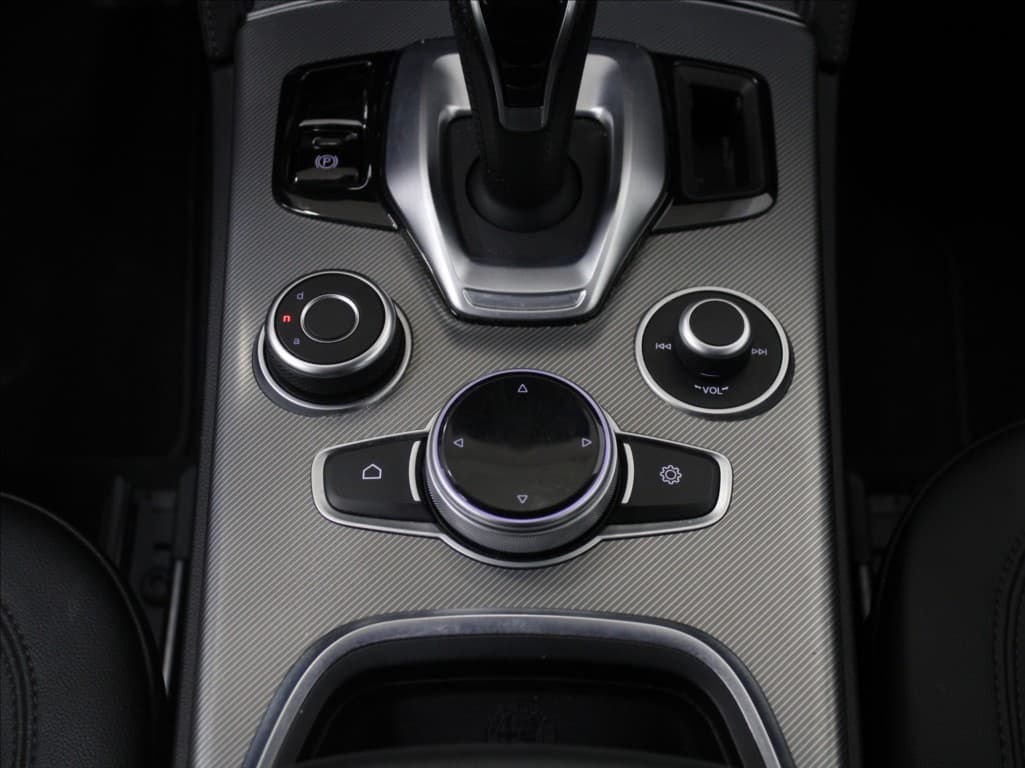 2021 Alfa Romeo Stelvio - 16