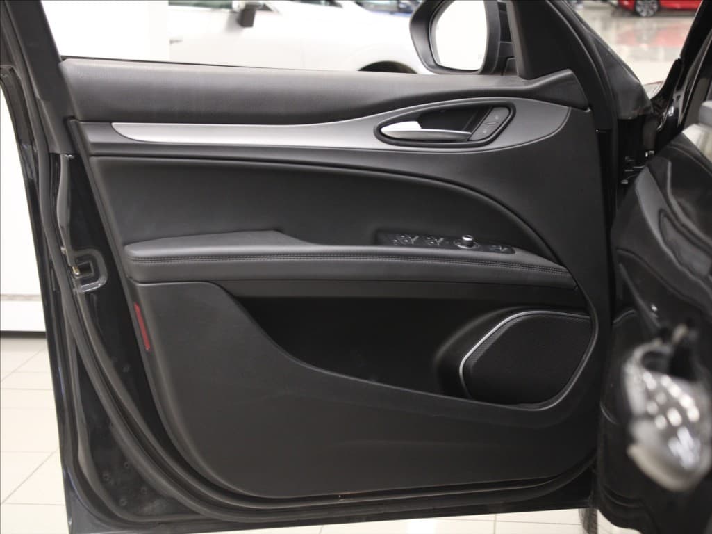 2021 Alfa Romeo Stelvio - 17