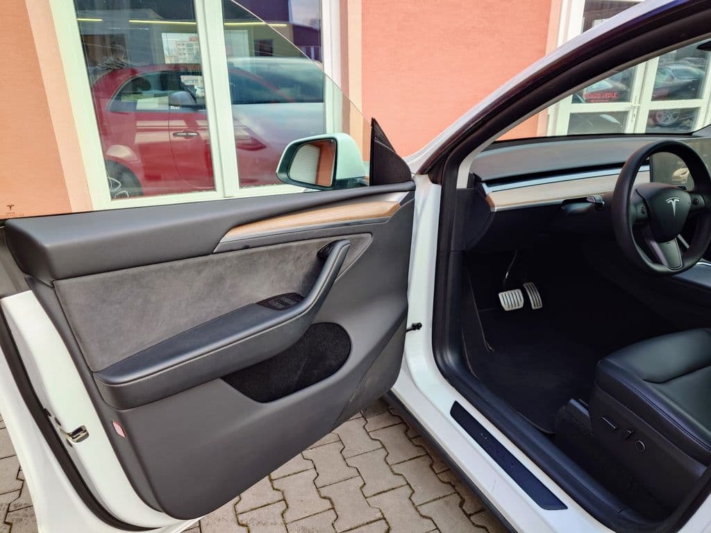 2022 Tesla Model Y - 12