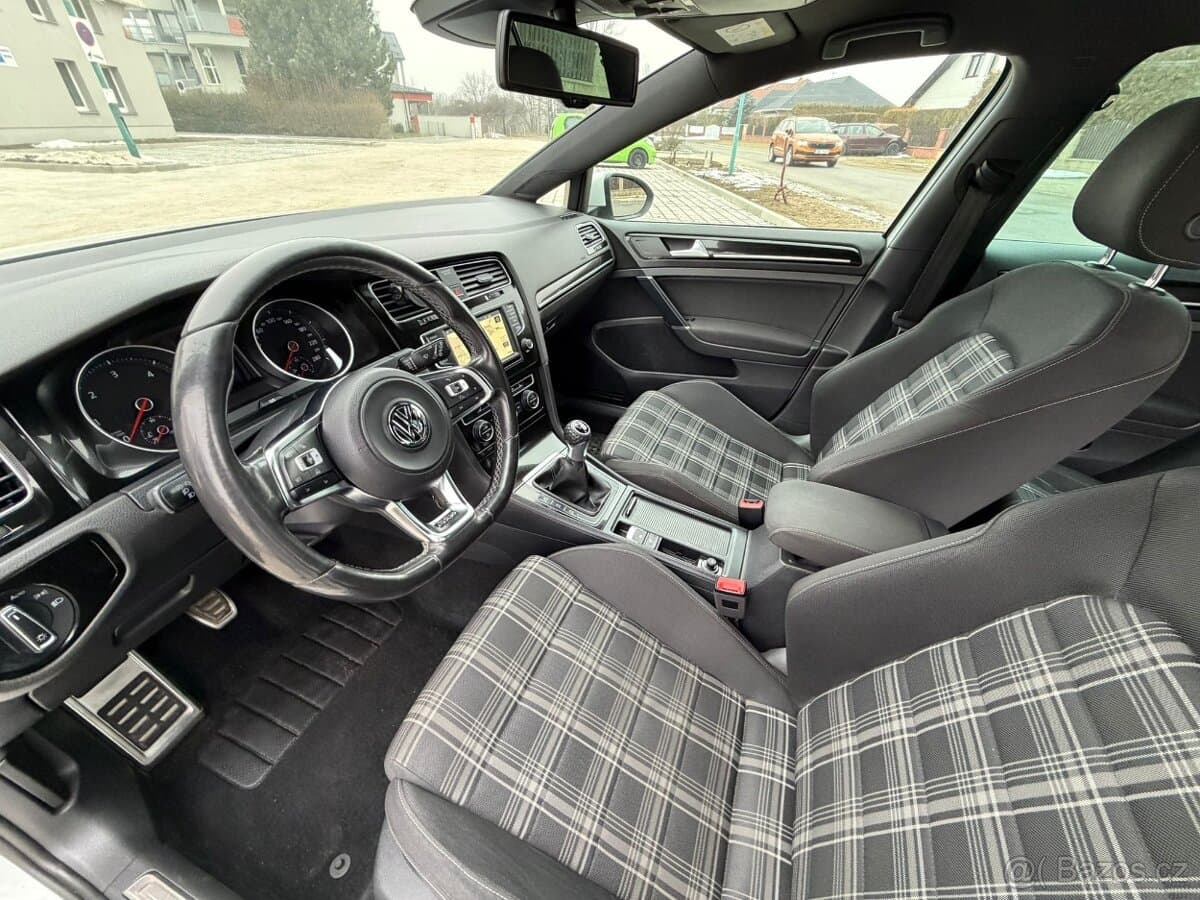 2016 Volkswagen Golf - 10