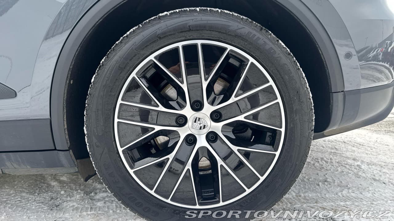 2025 Porsche Macan - 12