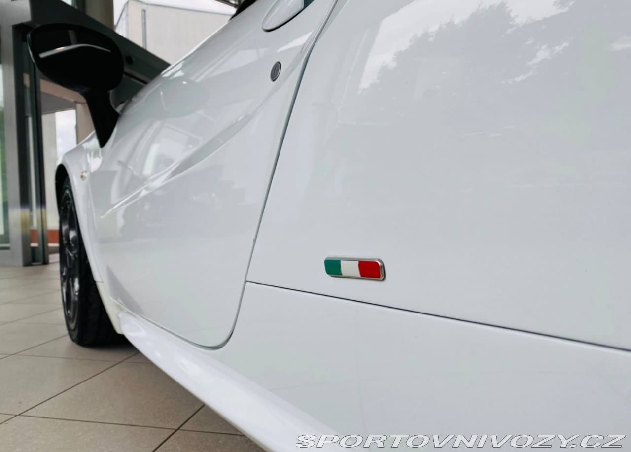 2015 Alfa Romeo 4c - 11