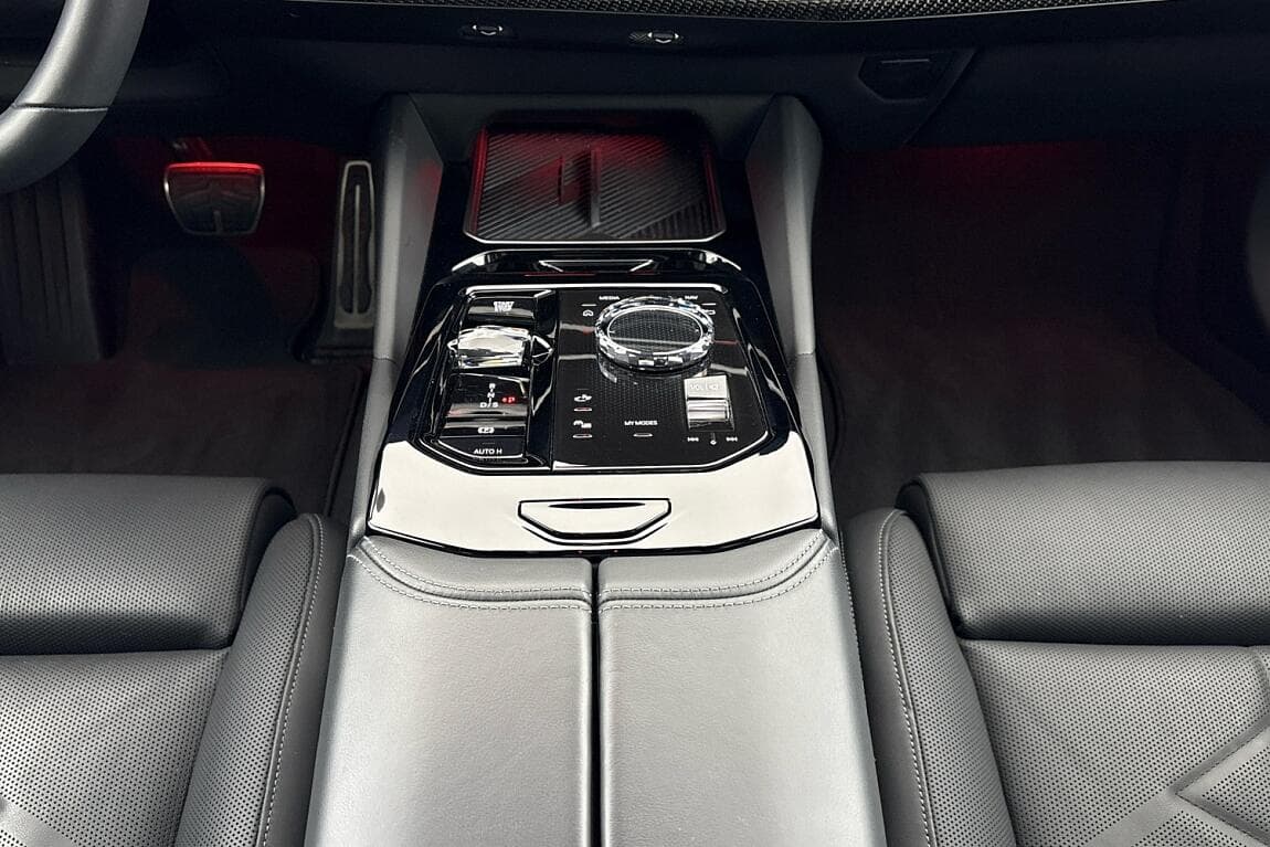 2025 BMW 5-Series - 10