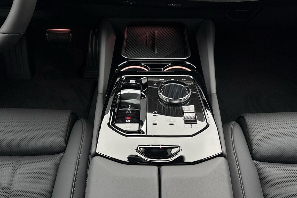 2025 BMW 5-Series - 10