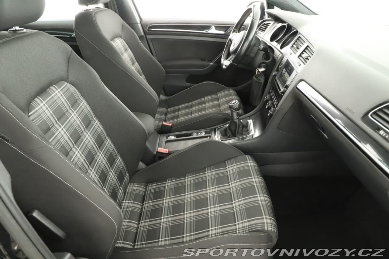 2016 Volkswagen Golf - 7