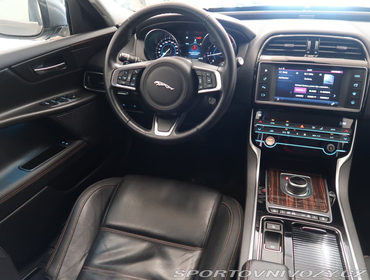 2019 Jaguar Xe - 25