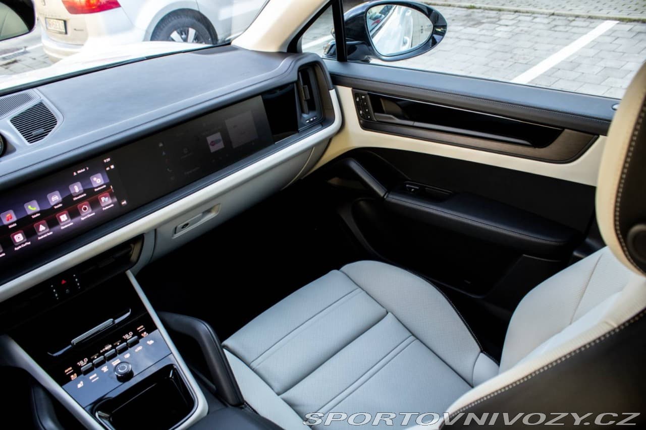 2025 Porsche Cayenne - 3