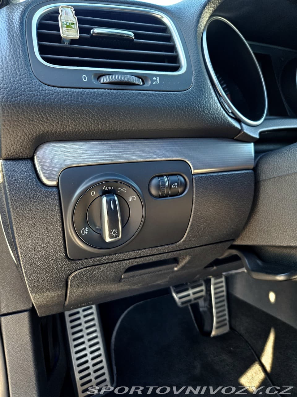 2011 Volkswagen Golf - 14