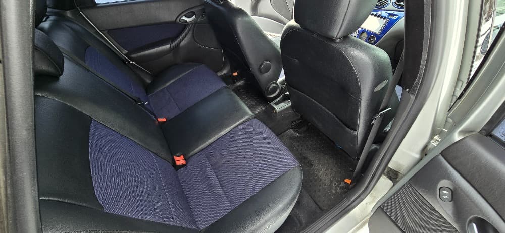 2002 Ford Focus - 11