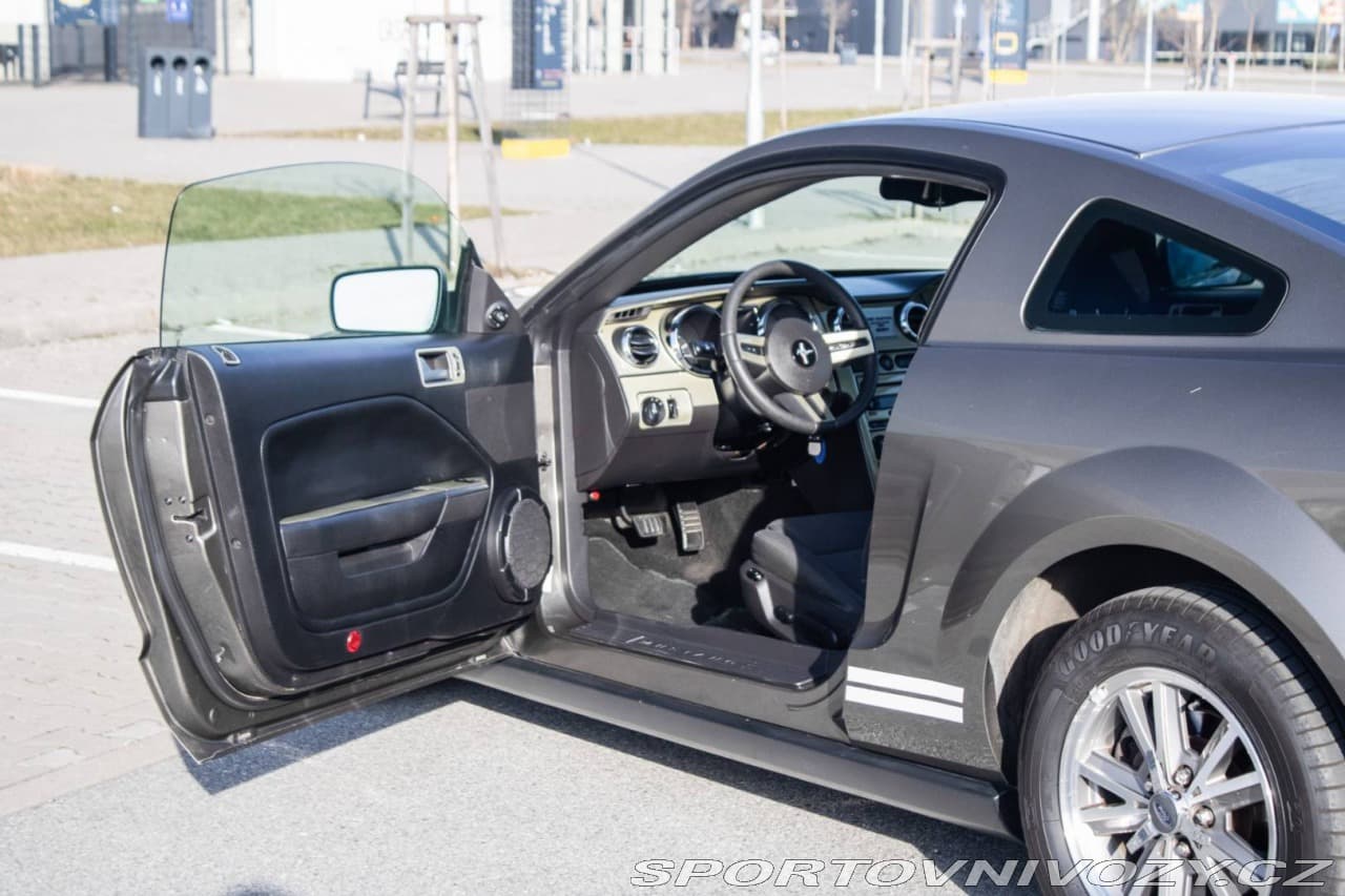 2004 Ford Mustang - 14