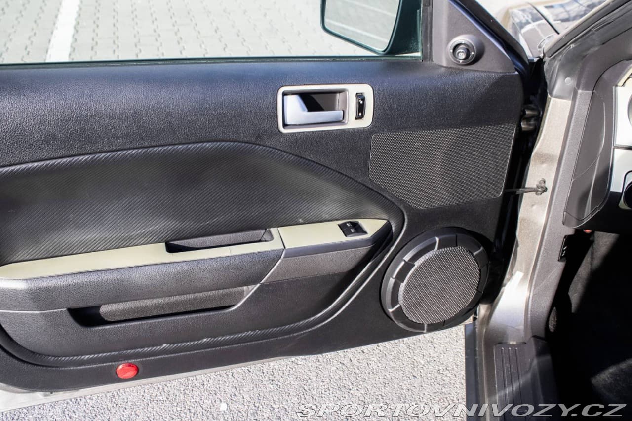 2004 Ford Mustang - 16