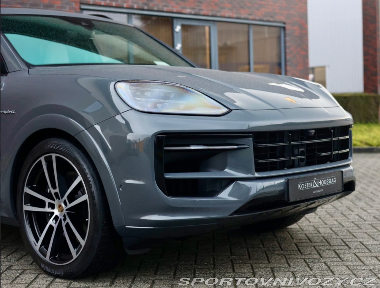 2025 Porsche Cayenne - 4