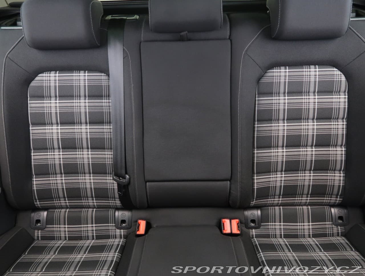 2016 Volkswagen Golf - 10