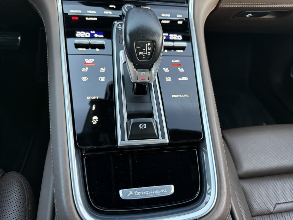 2019 Porsche Panamera - 12
