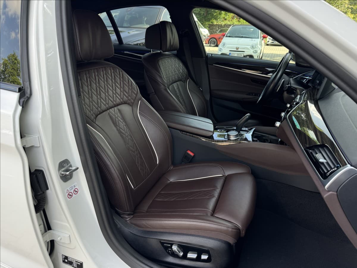 2022 BMW 5-Series - 12