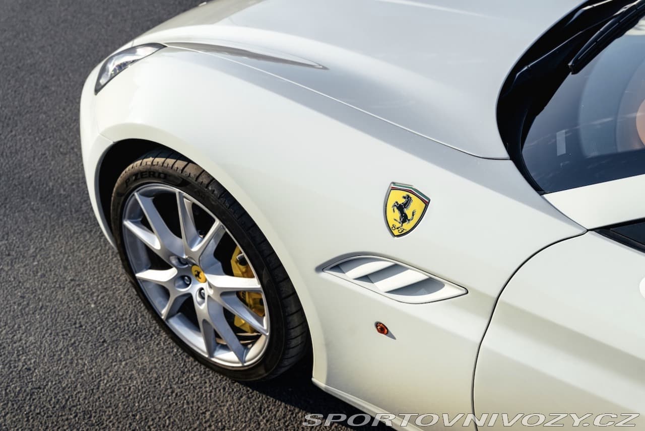 2010 Ferrari CALIFORNIA - 13