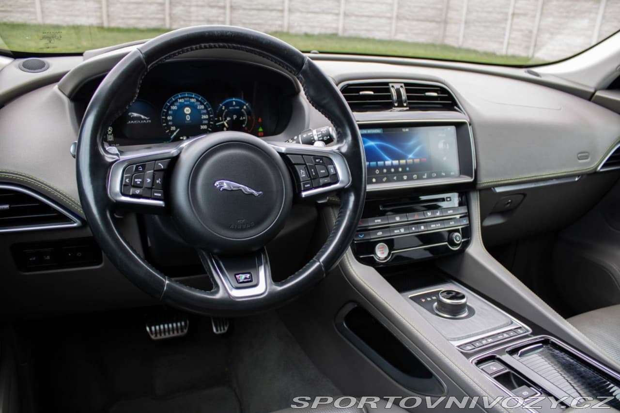 2017 Jaguar F-Pace - 14