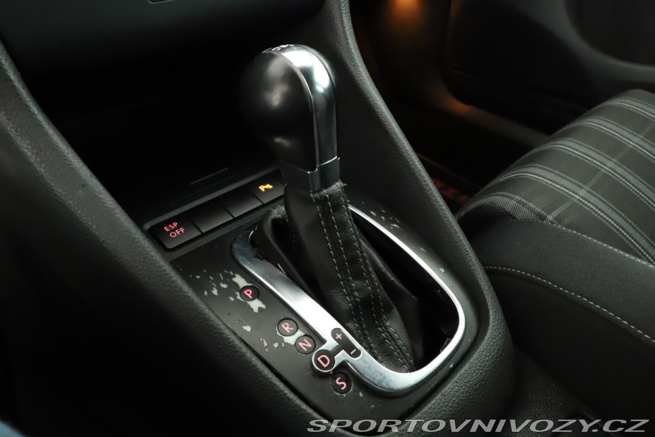 2010 Volkswagen Golf - 11