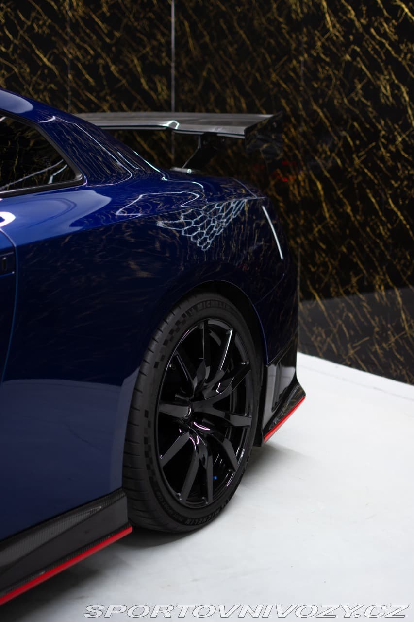 2012 Nissan GT-R - 11