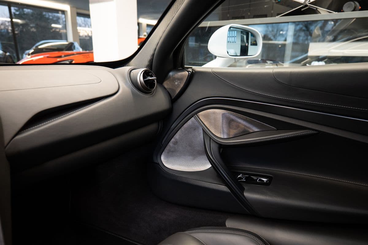 2017 McLaren 720S - 12