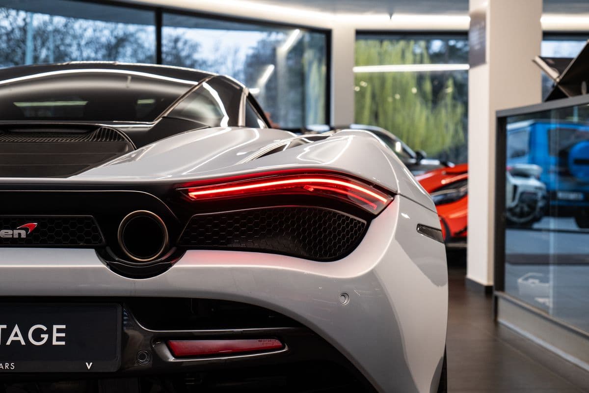 2017 McLaren 720S - 17
