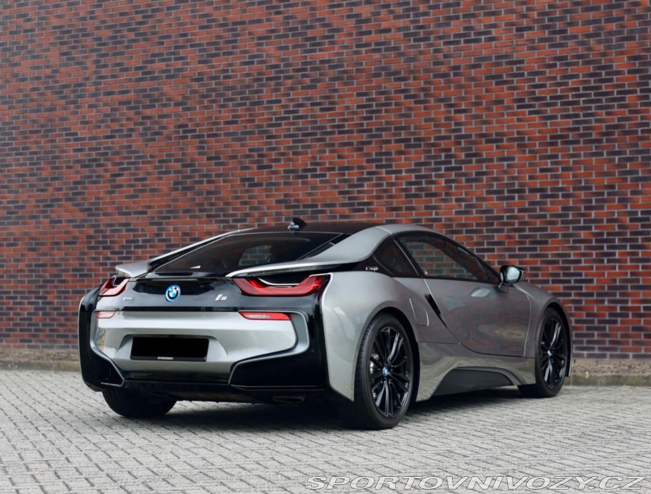 2018 BMW i8 - 14