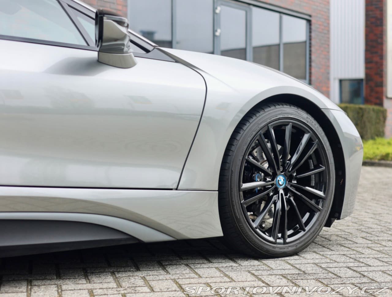 2018 BMW i8 - 16