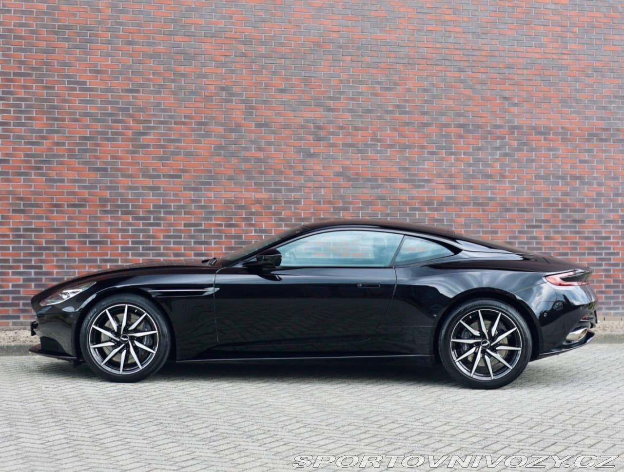 2020 Aston Martin DB11 - 12