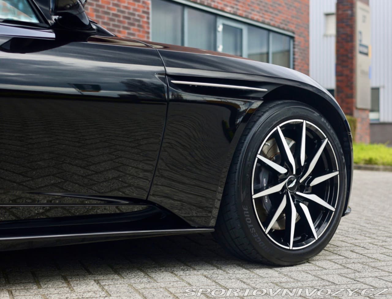2020 Aston Martin DB11 - 16