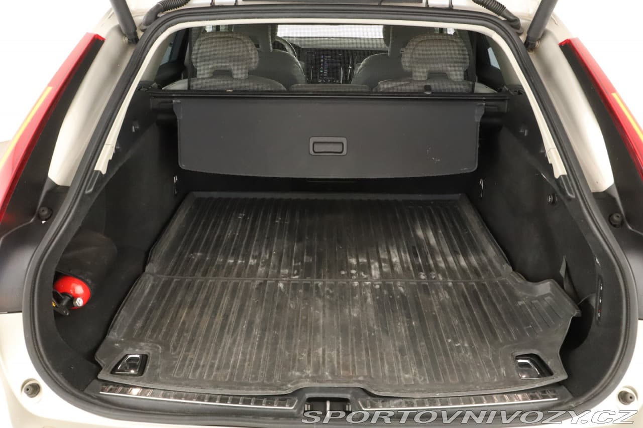 2017 Volvo V90 - 16