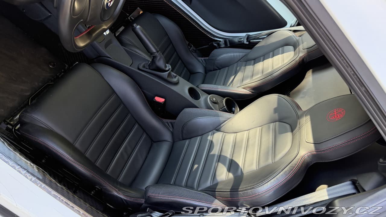 2016 Alfa Romeo 4C - 11