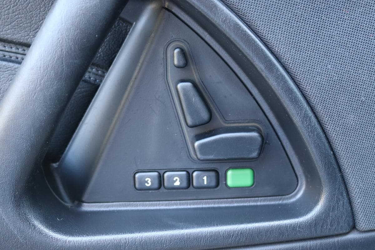 2000 Mercedes-Benz SL - 37