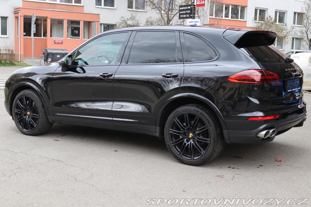 2017 Porsche CAYENNE - 12