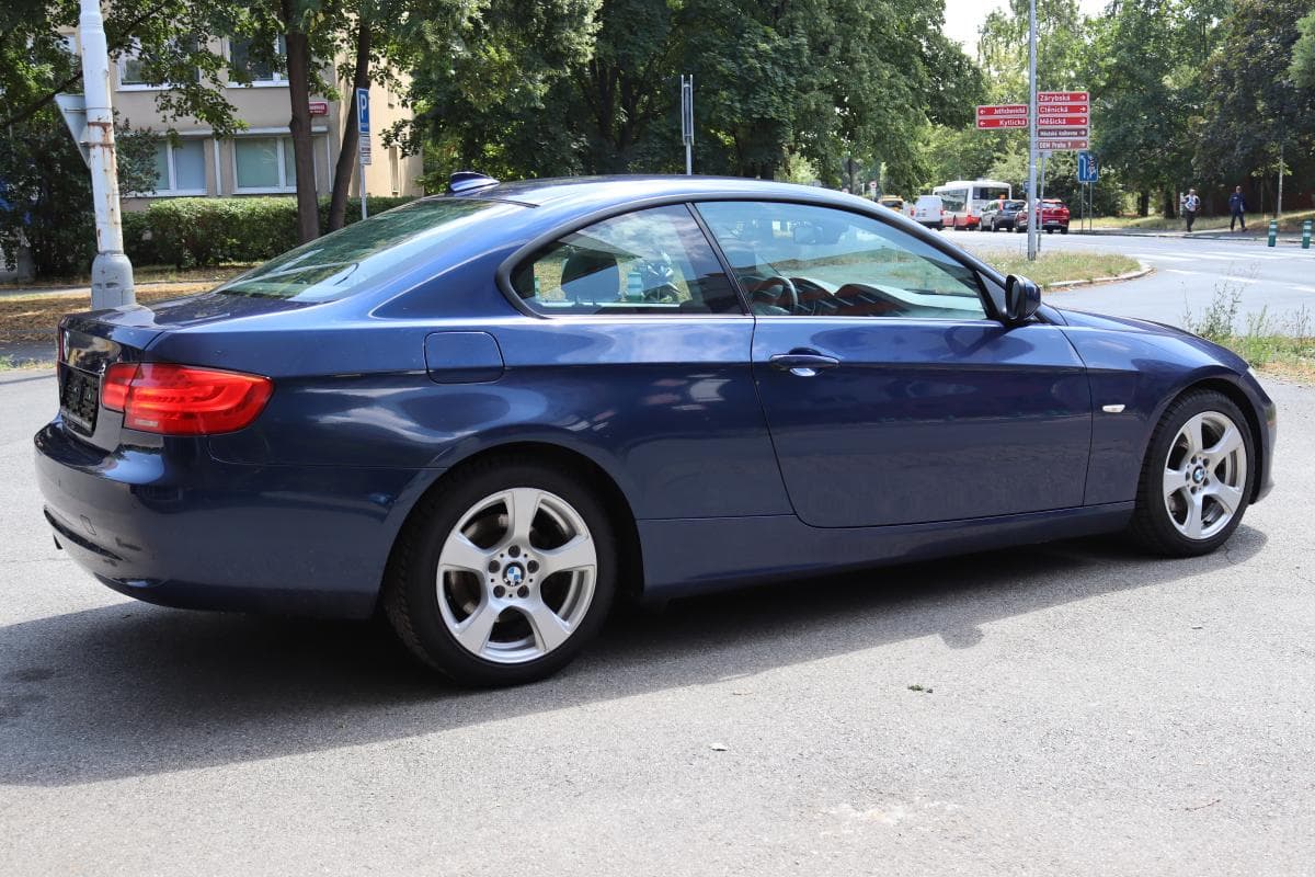 2010 BMW 3-SERIES - 10
