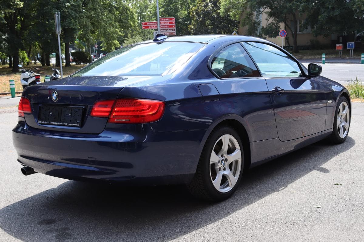 2010 BMW 3-SERIES - 11