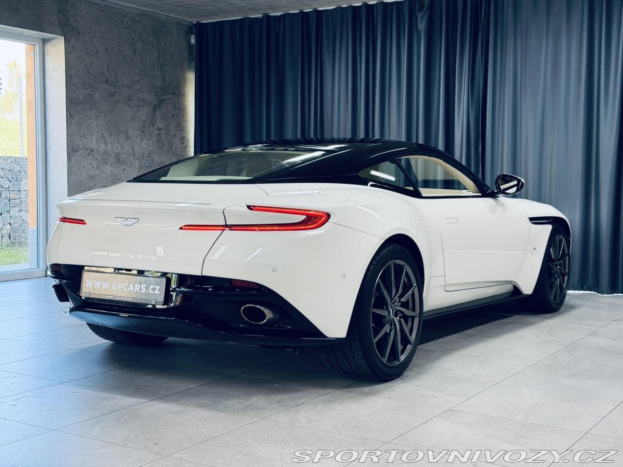 2017 Aston Martin DB11 - 12