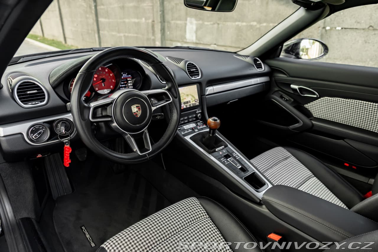 2017 Porsche 718 - 23
