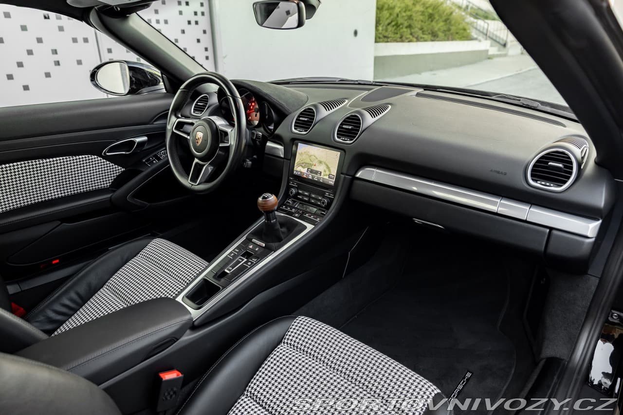 2017 Porsche 718 - 25