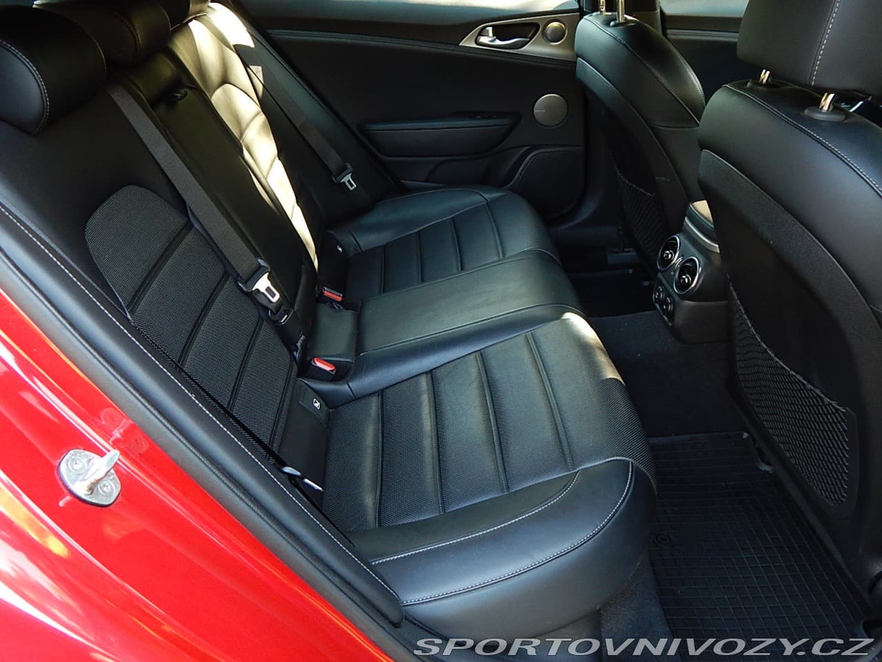 2018 Kia STINGER - 16