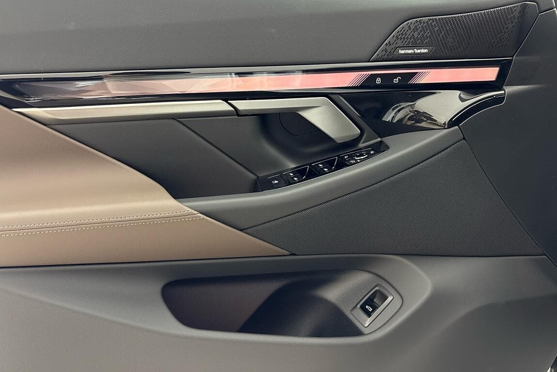 2025 BMW 5-SERIES - 31