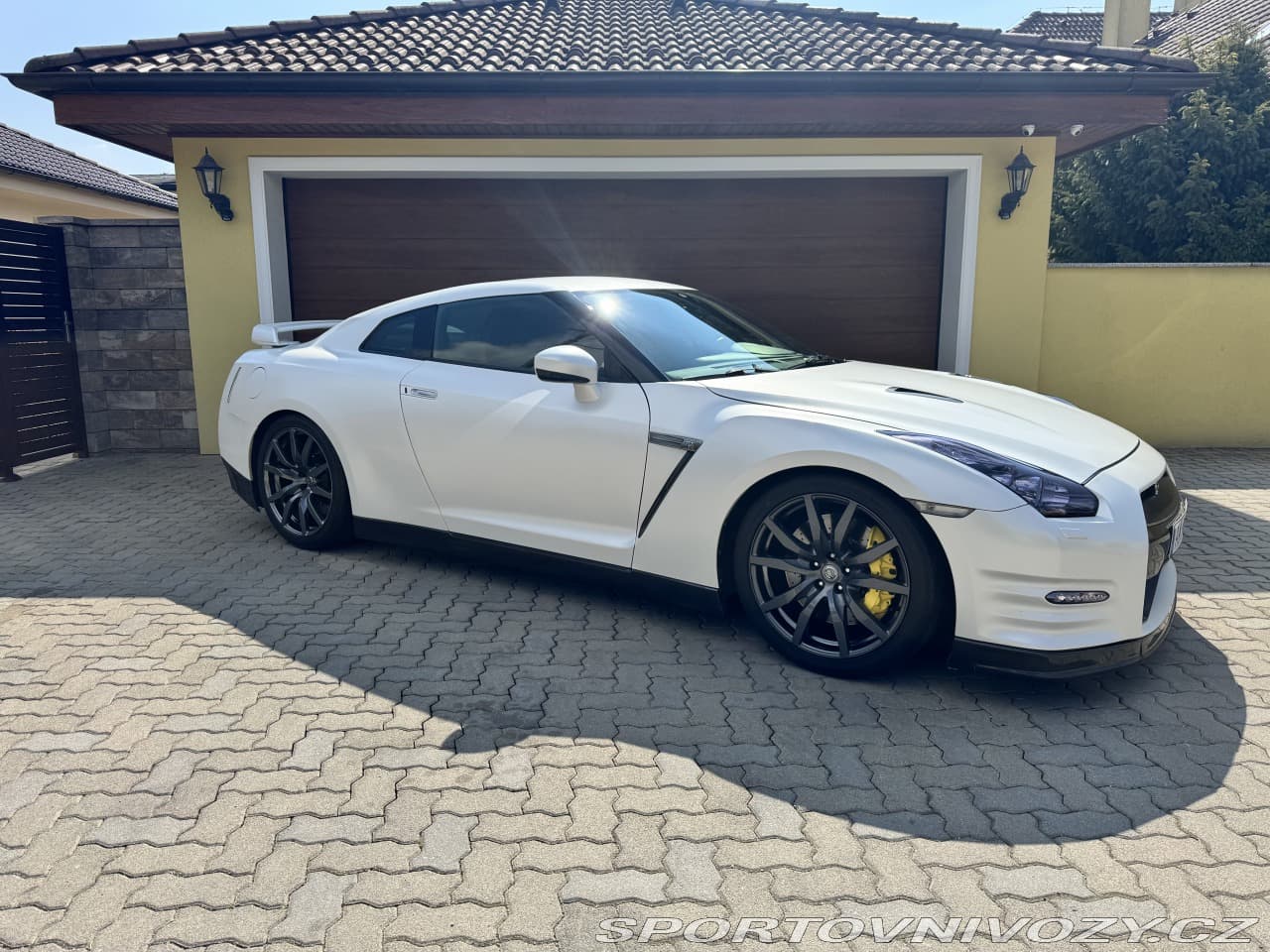 2011 Nissan GT-R - 4