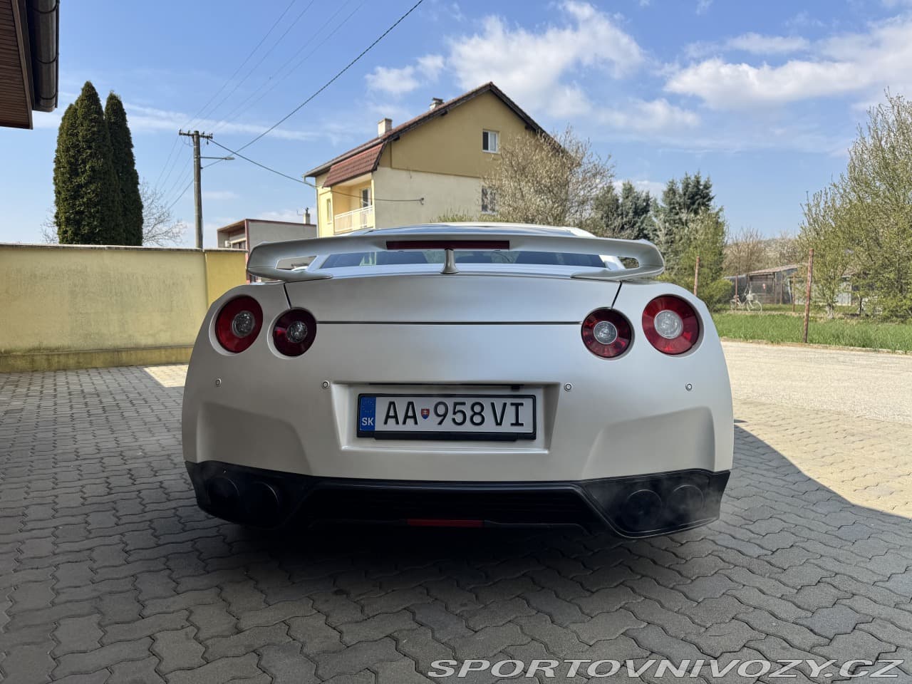 2011 Nissan GT-R - 5