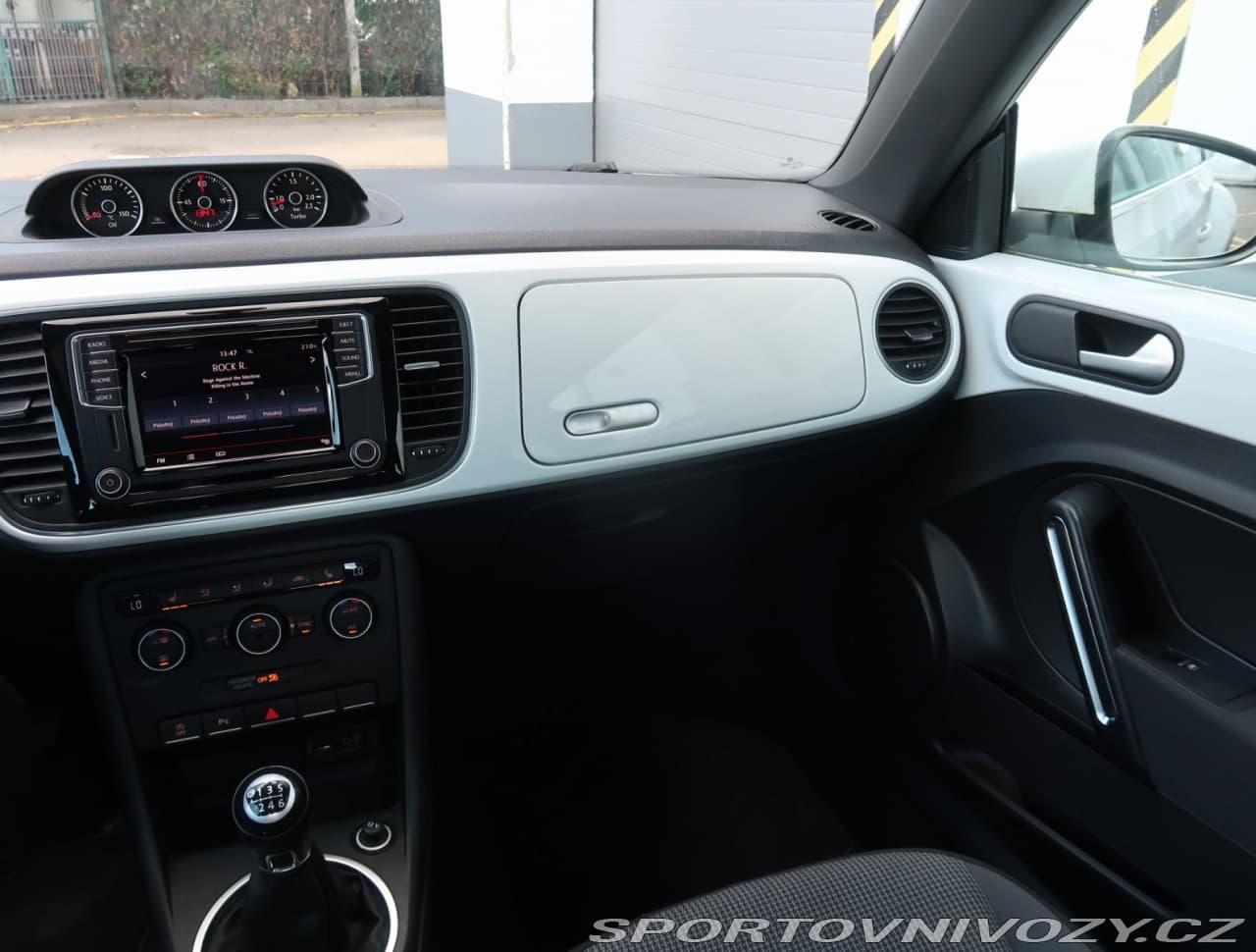 2015 Volkswagen BEETLE - 29