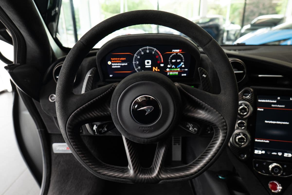 2022 McLaren 720S - 21