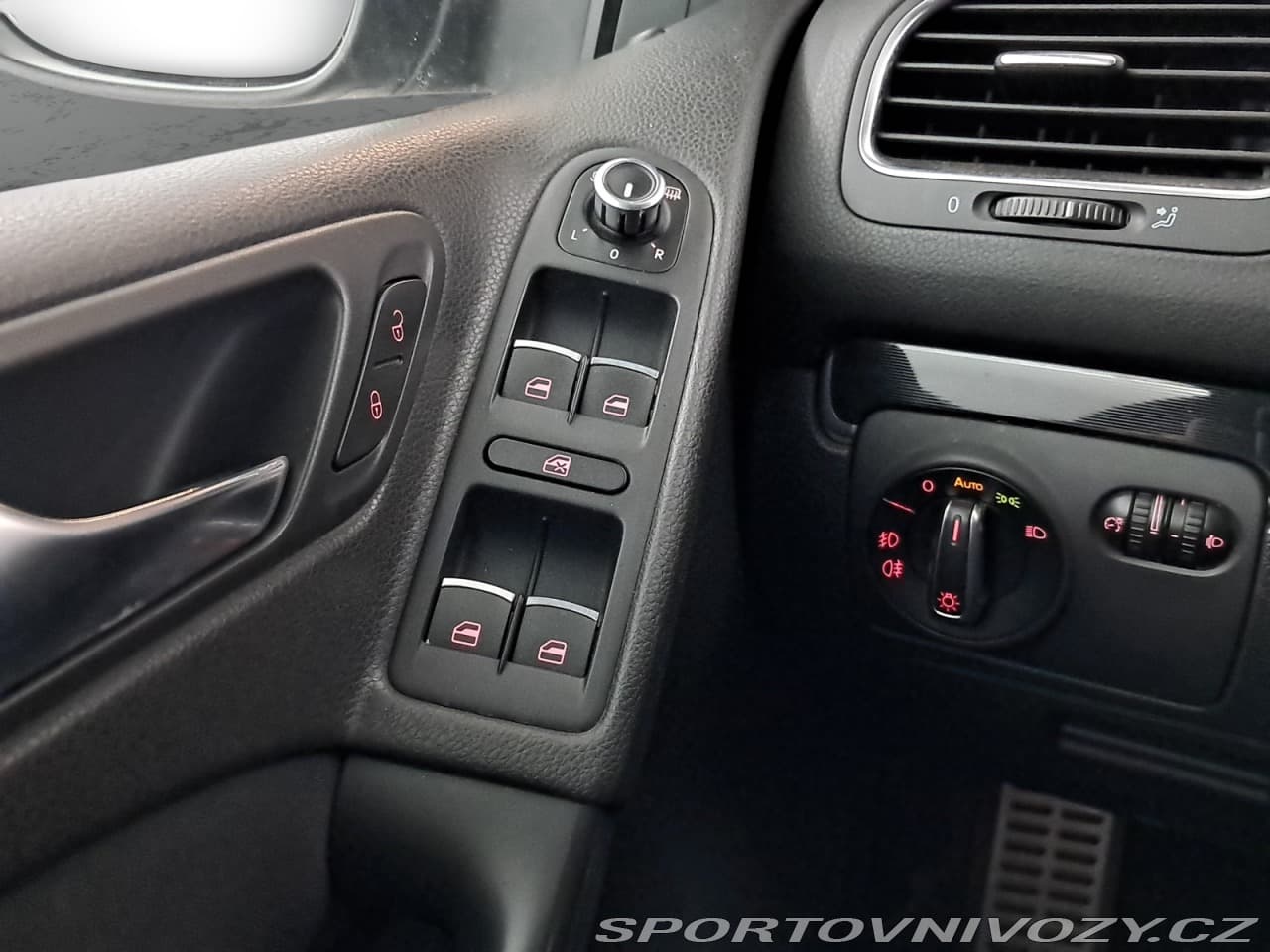 2010 Volkswagen GOLF - 37