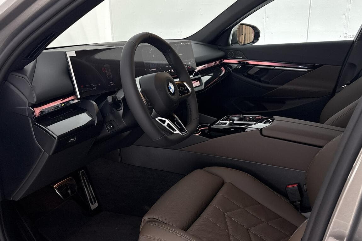 2025 BMW 5-SERIES - 21