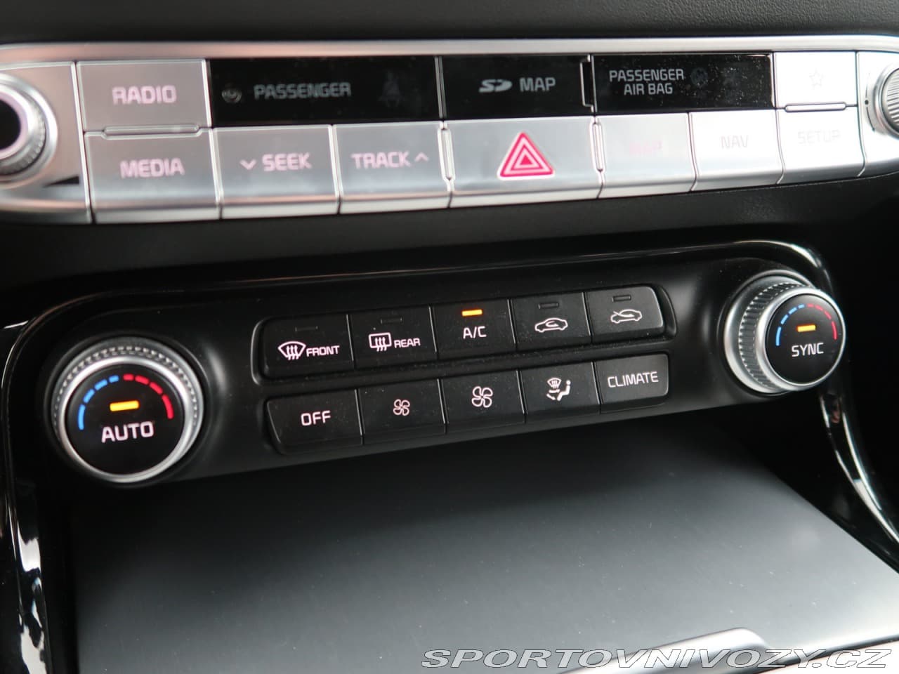 2018 Kia STINGER - 16