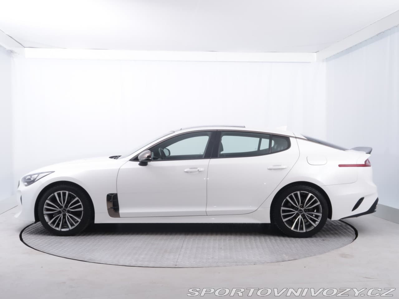 2018 Kia STINGER - 3