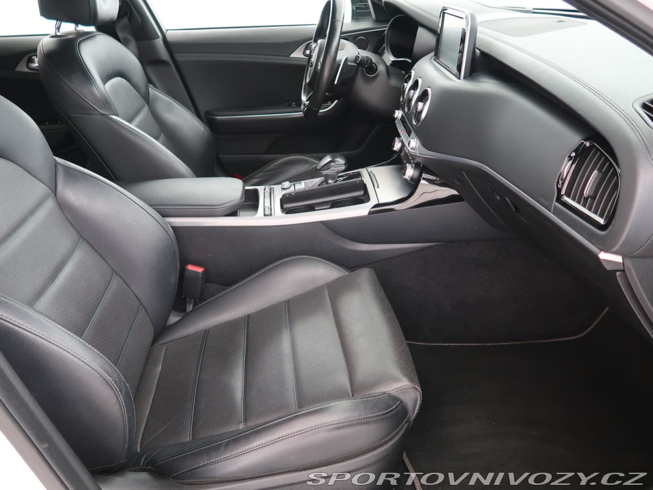 2018 Kia STINGER - 9
